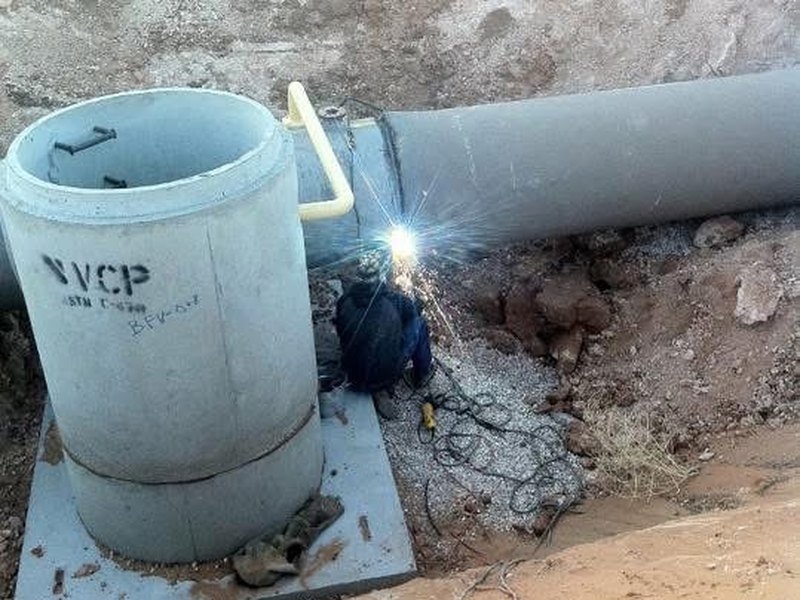 Welding large-diameter pipe in the trench